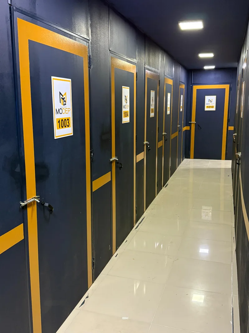 MODEP depo koridoru — kişiye özel kilitli depolar